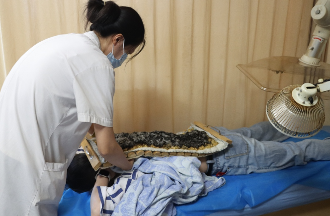 三伏灸、中药代茶饮受青睐 中医药养生正在“圈粉”年轻人
